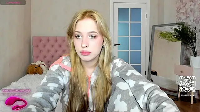 Snapshot of LightStar_18 chatting on October 2, 9:03 am LightStar 18 online show from October 2, 9:03 am