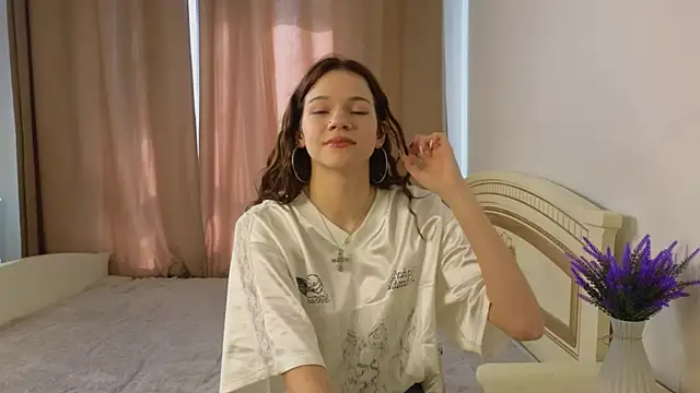 VelvetRisque online show from April 22, 6:10 am