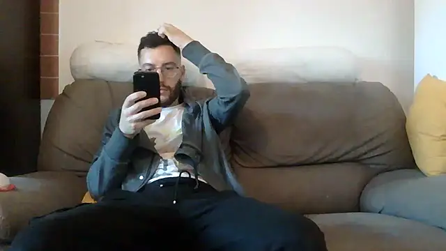 Amicisegreti online show from April 4, 5:28 am