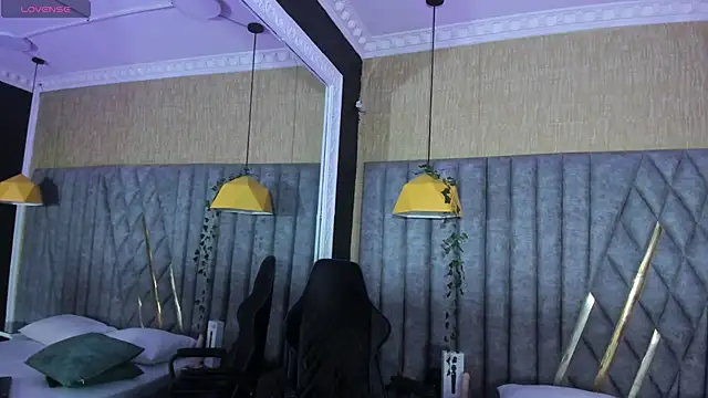 SkylerBloomm online show from April 18, 5:10 am