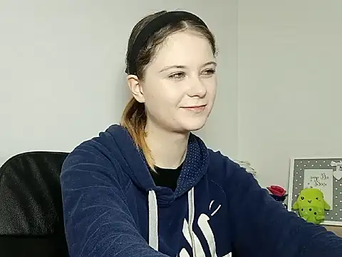 LydiaYoung online show from November 7, 7:30 pm