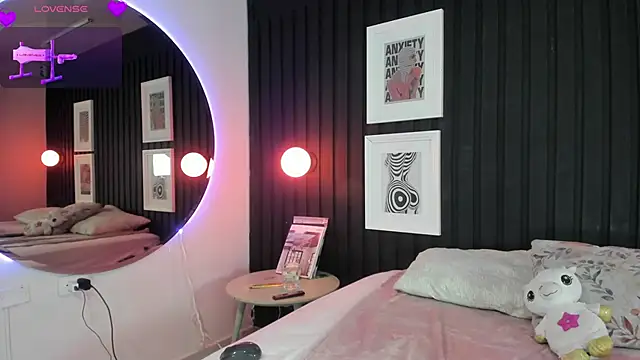 Manelyk evanss  online show from April 14, 5:02 pm