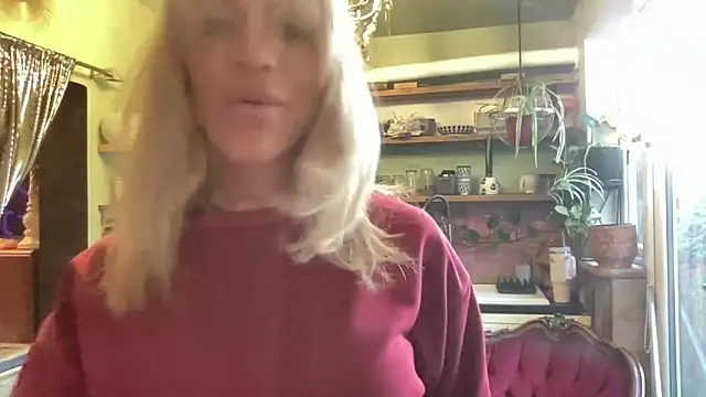 Snapshot of xl_uk_top_trans chatting on February 16, 8:47 am xl uk top trans online show from February 16, 8:47 am