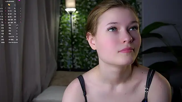 LynHillaire online show from March 10, 1:04 pm