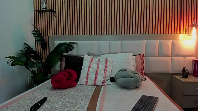 Roseaurora online show from December 18, 1:05 pm