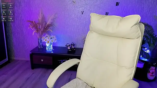 NikkiiStill online show from July 15, 2:05 am