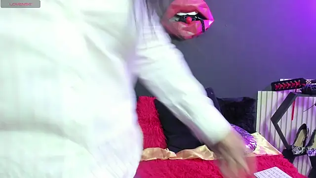 kinky momm online show from June 19, 4:43 pm