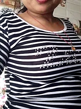 Hot-Pooja25 online show from February 4, 9:01 am