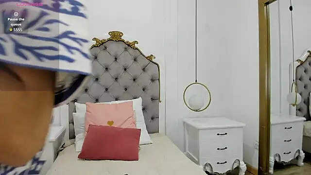 Skylerwhite02 online show from March 23, 3:34 am