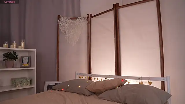 glowwww  online show from December 5, 9:05 pm