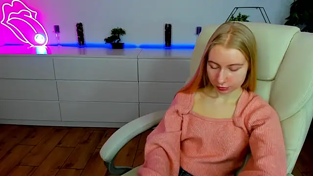 Alina Blonde online show from November 19, 6:46 am