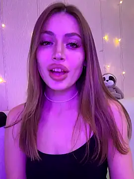 Elizabeth Tay online show from November 28, 6:55 pm