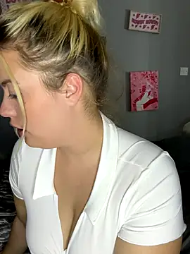 curvymilf2000 online show from October 19, 7:27 pm