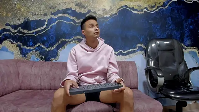 Juicy Creww online show from December 5, 10:38 am