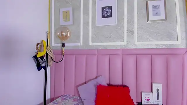 HoollyHendrix online show from February 21, 9:04 pm