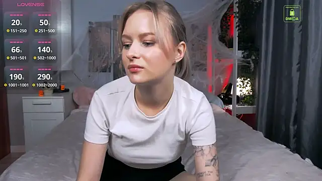 LunaLuxxy online show from October 20, 1:47 pm