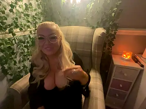 BonnyDesire online show from December 15, 8:25 pm