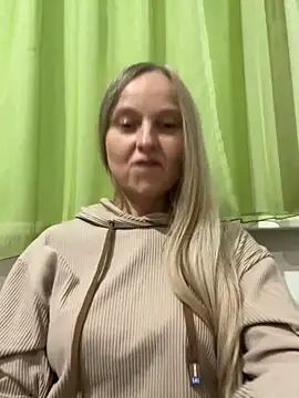 Snapshot of B_i_r_d_i_e chatting on September 28, 8:03 pm B i r d i e online show from September 28, 8:03 pm