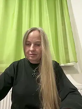 Snapshot of B_i_r_d_i_e chatting on October 3, 7:30 pm B i r d i e online show from October 3, 7:30 pm