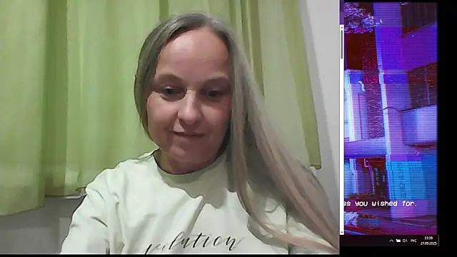 Snapshot of B_i_r_d_i_e chatting on September 21, 8:40 pm B i r d i e online show from September 21, 8:40 pm