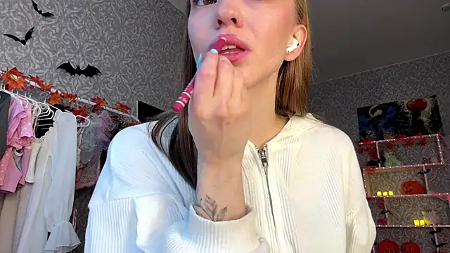 Snapshot of SofiaSmiles chatting on October 22, 6:29 am SofiaSmiles online show from October 22, 6:29 am