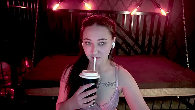 SashaDuvalle online show from March 6, 8:15 pm