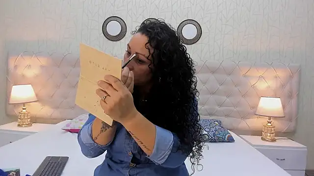 VaniaRose online show from November 12, 1:20 pm