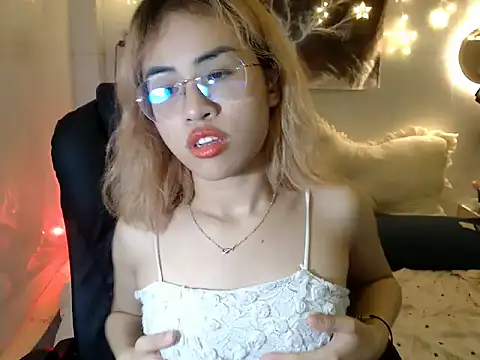 EllieYoon online show from October 11, 3:15 pm