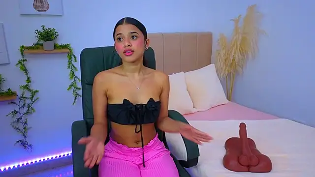 pequitasmedusa9 online show from October 25, 6:37 pm