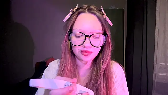 EmiIyKitty online show from November 12, 7:45 pm