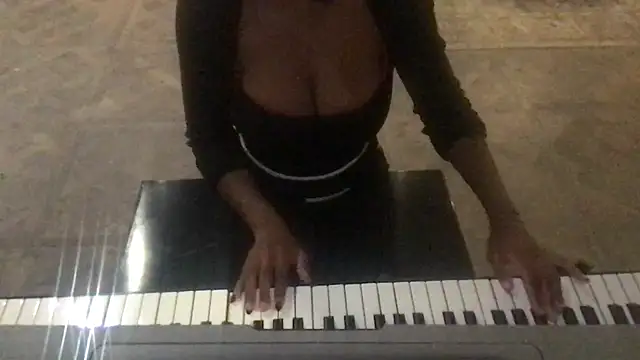 tia   fox online show from November 27, 9:34 am