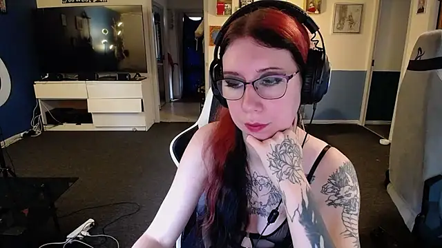 Snapshot of TattooedGirls chatting on October 17, 7:55 am TattooedGirls online show from October 17, 7:55 am
