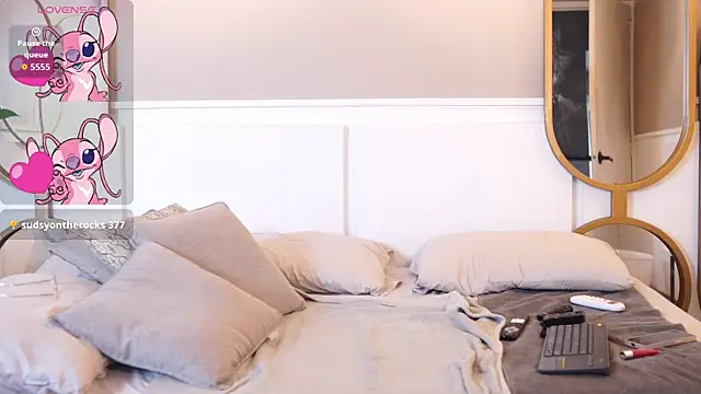 Roxy Vega online show from October 8, 1:04 pm