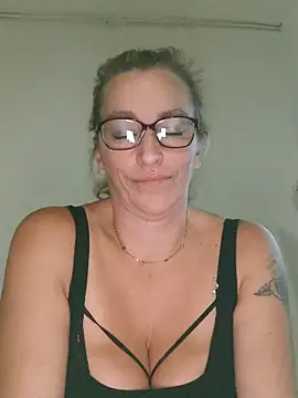 Snapshot of Fifi83Bell chatting on October 3, 8:03 pm Fifi83Bell online show from October 3, 8:03 pm