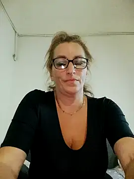 Snapshot of Fifi83Bell chatting on October 1, 7:41 pm Fifi83Bell online show from October 1, 7:41 pm