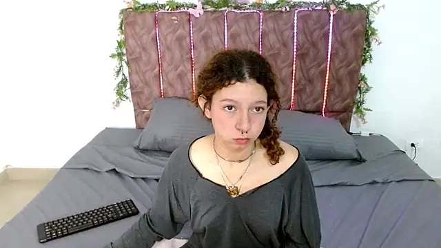 Snapshot of ElaRose723 chatting on October 10, 2:11 pm ElaRose723 online show from October 10, 2:11 pm