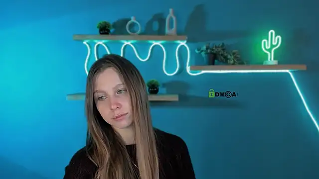 esme moore  online show from October 13, 8:06 am