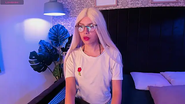 Snapshot of Letzii chatting on October 15, 4:31 pm Letzii online show from October 15, 4:31 pm