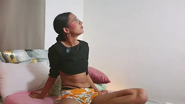 luna valen online show from October 6, 1:28 pm