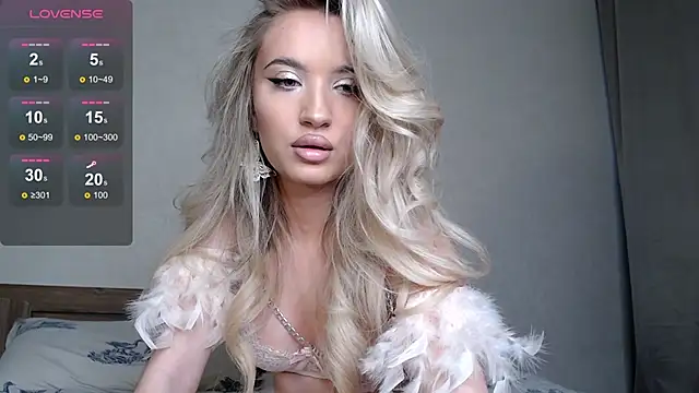 Snapshot of Luna_glamy chatting on October 6, 1:44 am Luna glamy online show from October 6, 1:44 am