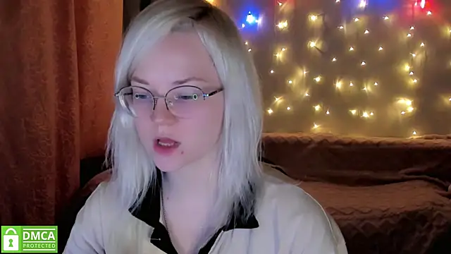 HoneyDazzle online show from December 4, 9:15 pm