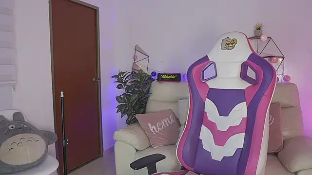 Giia Moretti  online show from November 25, 8:20 pm