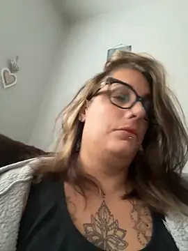 IvyBelle MilfUK online show from October 9, 7:45 am