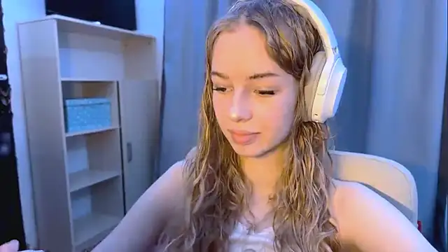 LunaCrave online show from November 4, 11:15 am