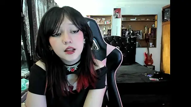 Maki Zein  online show from December 4, 8:09 pm