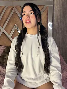 LunaMoore Pink online show from March 12, 1:25 pm