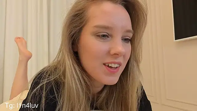 AIicaparkerc online show from December 16, 9:53 pm