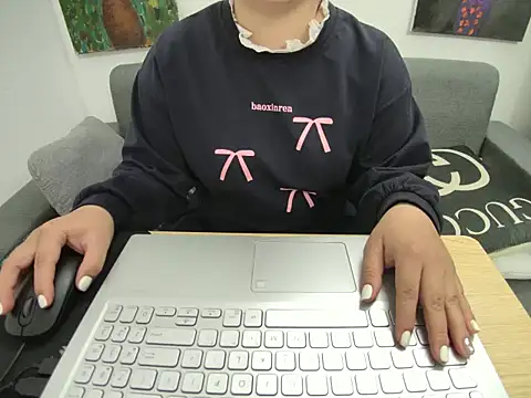 Hanna Mina online show from February 1, 9:30 am