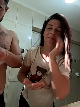 Snapshot of CrazyInTwo chatting on October 19, 1:02 pm CrazyInTwo online show from October 19, 1:02 pm