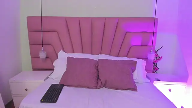 Coral Jhones online show from December 14, 5:13 am